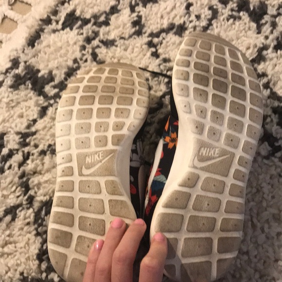 Floral pattern Nike’s - Picture 3 of 4
